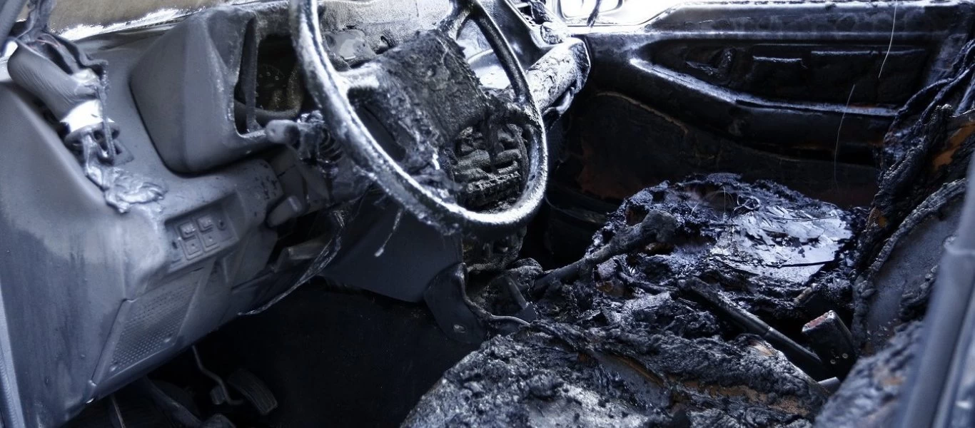 Μπαράζ εμπρηστικών επιθέσεων σε ΙΧ και μοτοσικλέτες σε Πέραμα - Πατήσια και Καλλιθέα